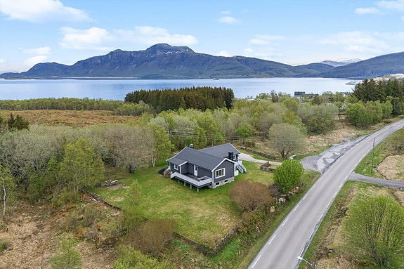 DNB Eiendom v/Bjørn Harald Sandvik presenterer en velholdt enebolig med rolig, landlig og familievennlig beliggenhet på Sandhornøy