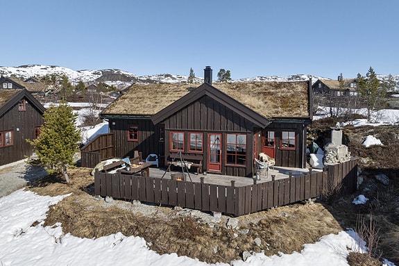 Velkommen til Skjerdalen 24 - En meget sjarmerende og velholdt fjellhytte, beliggende i naturskjønne omgivelser i Skjerdalen på Vågslid.
Hytten ligger innerst i blindvei.