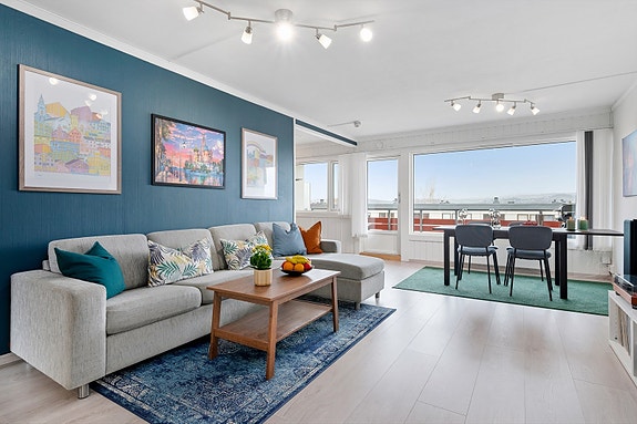 Heimdal Eiendomsmegling har gleden av å presentere en oppgradert 3-roms leilighet med fantastiske sol- og utsiktsforhold.