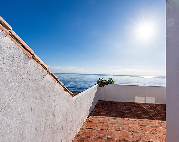 Eksklusiv toppleilighet rett ved stranden i Casares del Mar - Totalrenovert med store terrasser og panoramautsikt