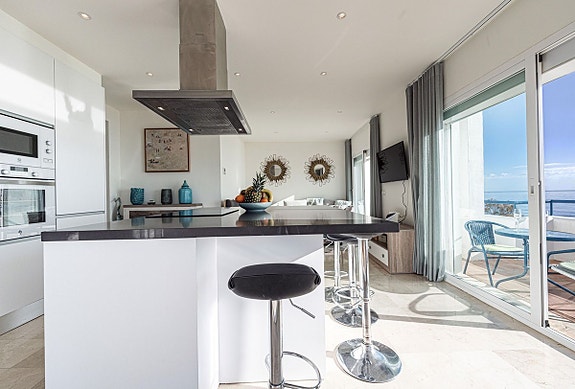 Eksklusiv toppleilighet rett ved stranden i Casares del Mar - Totalrenovert med store terrasser og panoramautsikt