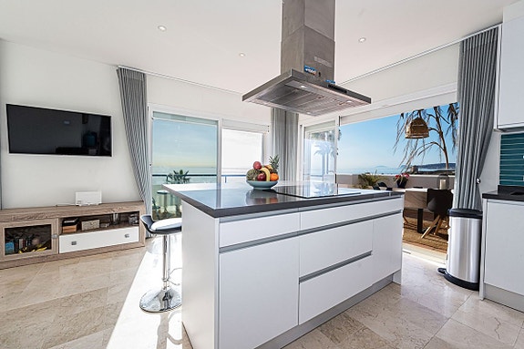 Eksklusiv toppleilighet rett ved stranden i Casares del Mar - Totalrenovert med store terrasser og panoramautsikt