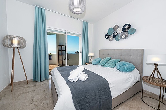 Eksklusiv toppleilighet rett ved stranden i Casares del Mar - Totalrenovert med store terrasser og panoramautsikt