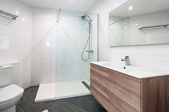 Eksklusiv toppleilighet rett ved stranden i Casares del Mar - Totalrenovert med store terrasser og panoramautsikt