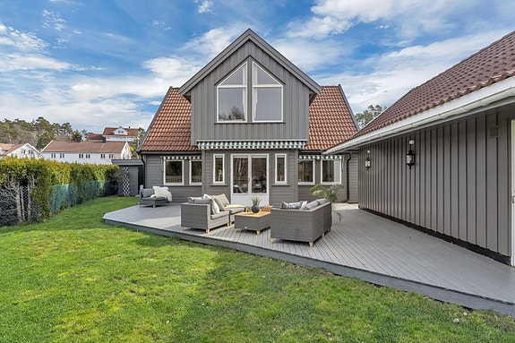 EiendomsMegler1 har for salg en flott, innholdsrik familiebolig på populære Odderhei platå!