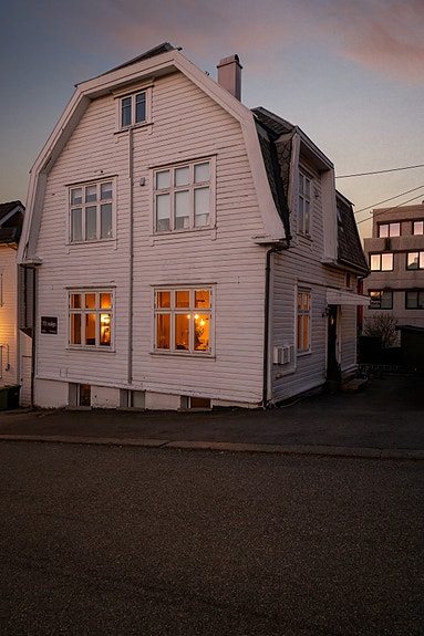 Leilighet i første etasje med innredet kjeller på totalt 105 kvm med sentral beliggenhet, i Stavanger øst.