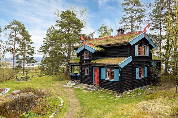 Velkommen til Kirkebyvegen 21. En fantastisk utviklingseiendom med blant annet vakre Trollheimen fra 1930, bygget i dragestil.