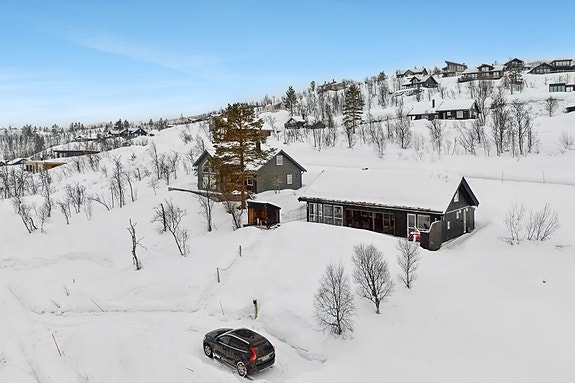 Den aktuelle hytten ligger pent til på et høydedrag som gir en usjenert og fin utsikt.