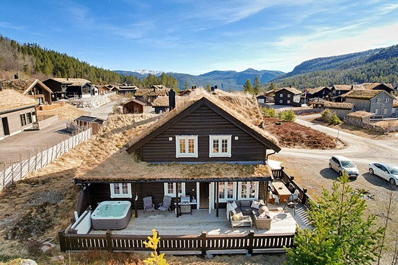 Løefjelslii 3 med solrik beliggenhet. Stor terrasse.