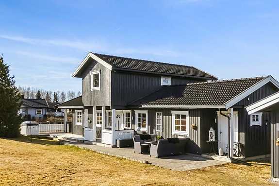 Omgivelsene er landlige og fredfulle, samtidig som det er kort vei til alle fasiliteter i Løten sentrum.