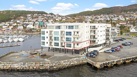Velkomen til Sjøgata 56! Hjørneleiligheit markert med rød ramme