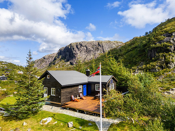 EiendomsMegler1 v/Torill Kalsaas presenterer flott hytte i Hunnedalen