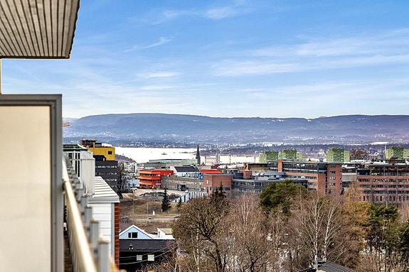 3 roms toppleilighet på 90 herlige kvm med en flott utsikt utover Oslo. Parkering i garasje følger selvfølgelig.