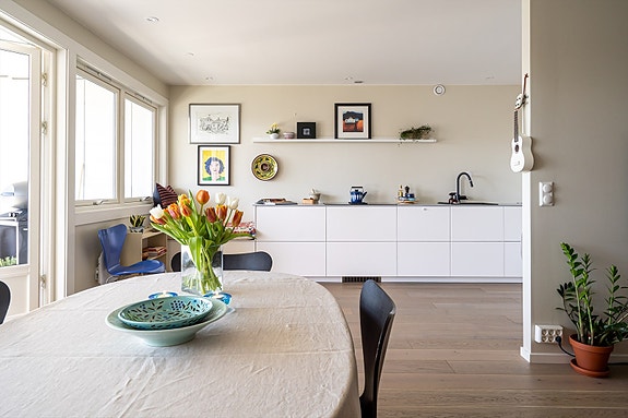 Velkommen til denne flotte 5-roms toppleiligheten på populære Voksen/Hovseter!