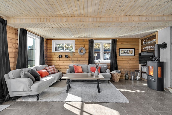 I stuen er det vinduer på 3 sider - det gir et veldig fint lys inn i hytta