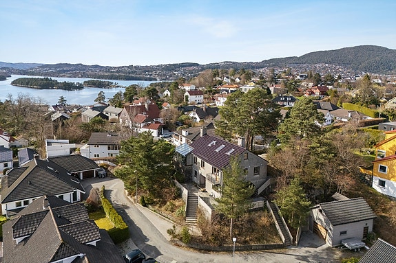 Huset ligger høyt og fritt oppe på en haug i området. Flott utsikt fra eiendommen mot Nordåsvannet.