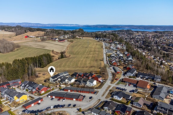 Barna har boltreplass i grønne omgivelser både i egen hage og rett utenfor porten.