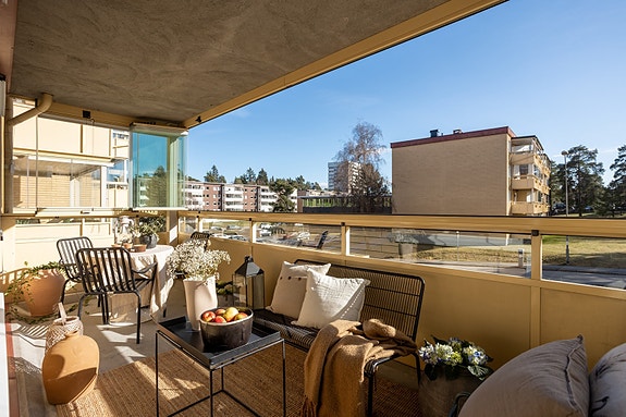 Stor solrik balkong med sol fra morgen til kveld