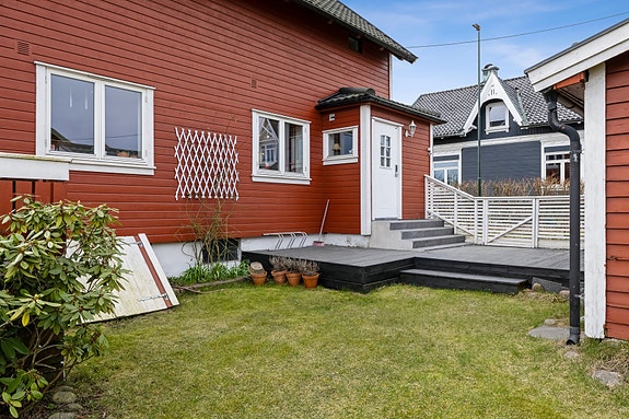 Boligen har ett hyggelig inngangsparti