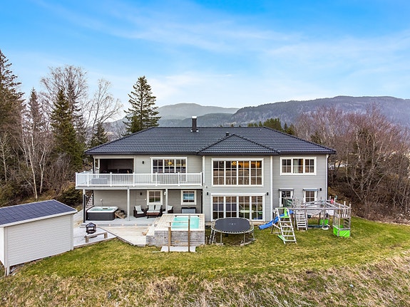 Landlig - dog 10 minutter til flyplassen - kort vei til langt unna