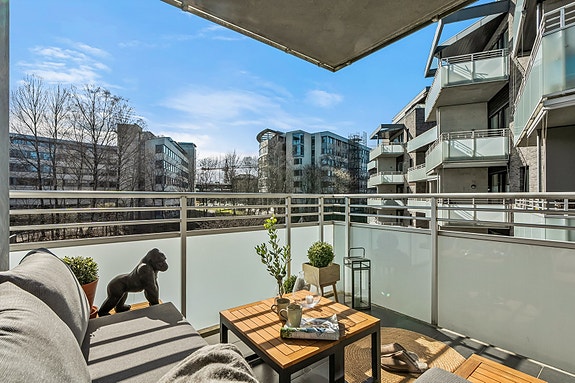 Velkommen til en lys og moderne 2-roms med solrik balkong og en attraktiv beliggenhet på Skøyen presentert av Marius Dyngeland Iversen.
