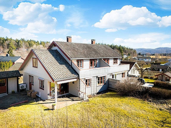 EiendomsMegler 1 v/Thor Petter Curtis Mælandsmo presenterer Flåtten Terrasse 18!
En praktisk og funksjonell familiebolig med solrike, usjenerte uteplasser og godt med lagringsplass både ute og inne.