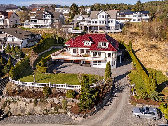 EiendomsMegler 1 har gleden av å presentere Dyrøyvegen 19!