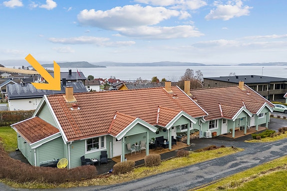 Velkommen til Åsvegen 4! Enderekkehus over ett plan beliggende i Skogn sentrum. Boligen ligger på den sørlige enden av rekka. Dette gir optimale solforhold med morgensol på inngangssiden, hvor solen går rundt enden av boligen og kveldssola kommer inn på t