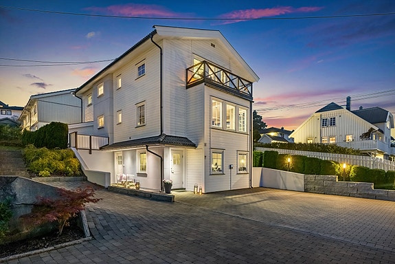 Velkommen til Benveien 6 - En innholdsrik, stor og god enebolig i et etterspurt og attraktivt boligområde på Simensbråten/Ekeberg.