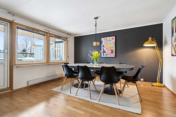 Velkommen til Kvartsvegen 109 - et pent og praktisk rekkehus med attraktiv beliggenhet i et veletablert, rolig og populært boområde.