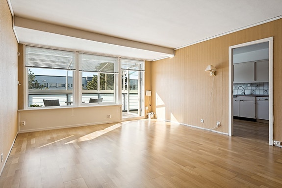 Denne romslige leiligheten i Brønndalsåsen 29 byr på mange muligheter for deg som ønsker å pusse opp og skape et personlig preg på ditt nye hjem.