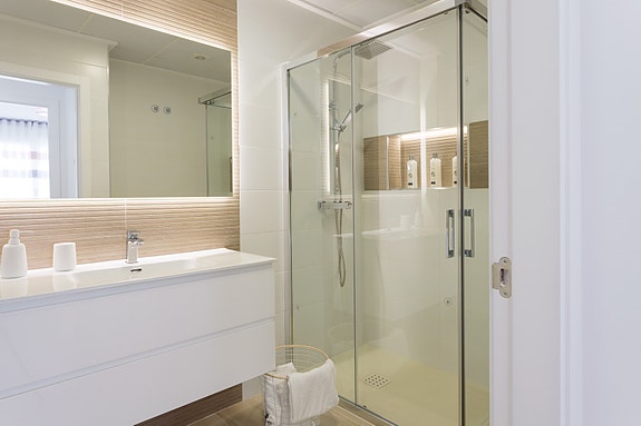 Kun 1 igjen! Rekkehus med 3 soverom | Stor terrasse og takterrasse | Hage og privat basseng