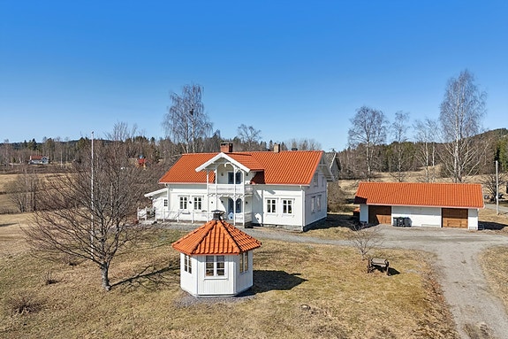 Hovedhuset har tradisjonell "sveitserstil" og ble totalrenovert i 2013. Dobbelgarasje fra 2016