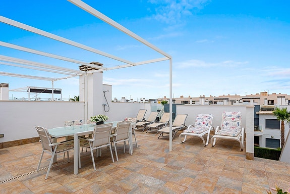 Toppleilighet med 3 soverom og takterrasse | Flotte fellesområder | Parkering og bod | Møblert og klar for innflyttning