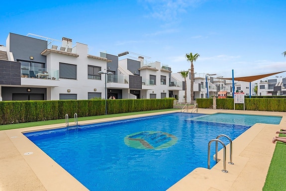 Toppleilighet med 3 soverom og takterrasse | Flotte fellesområder | Parkering og bod | Møblert og klar for innflyttning