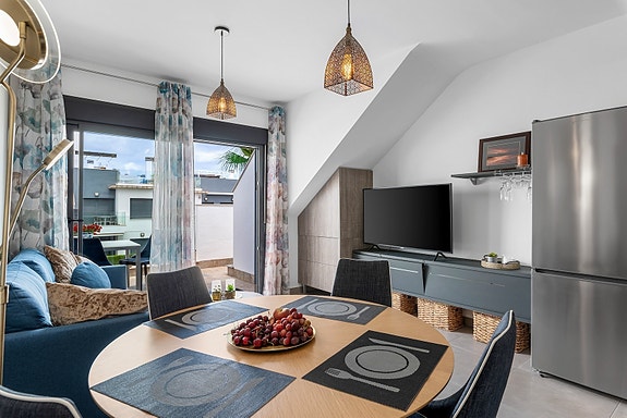 Toppleilighet med 3 soverom og takterrasse | Flotte fellesområder | Parkering og bod | Møblert og klar for innflyttning