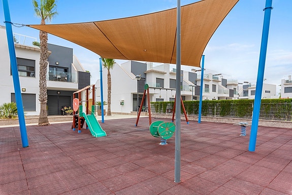 Toppleilighet med 3 soverom og takterrasse | Flotte fellesområder | Parkering og bod | Møblert og klar for innflyttning