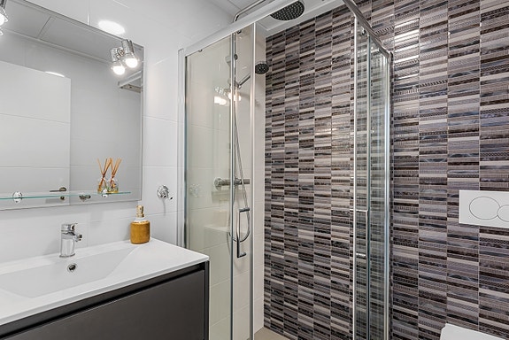 Toppleilighet med 3 soverom og takterrasse | Flotte fellesområder | Parkering og bod | Møblert og klar for innflyttning