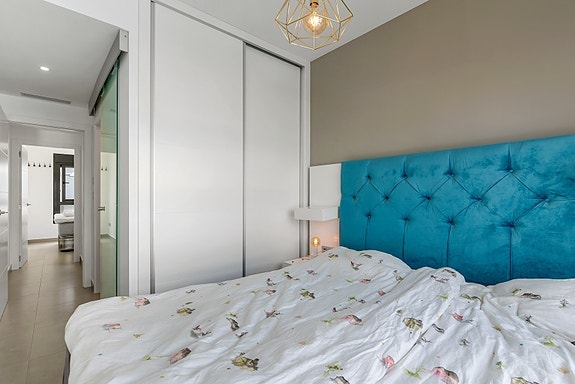 Toppleilighet med 3 soverom og takterrasse | Flotte fellesområder | Parkering og bod | Møblert og klar for innflyttning