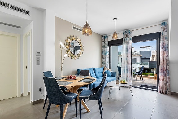 Toppleilighet med 3 soverom og takterrasse | Flotte fellesområder | Parkering og bod | Møblert og klar for innflyttning