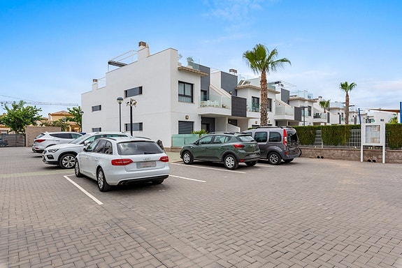 Toppleilighet med 3 soverom og takterrasse | Flotte fellesområder | Parkering og bod | Møblert og klar for innflyttning