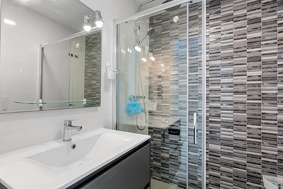 Toppleilighet med 3 soverom og takterrasse | Flotte fellesområder | Parkering og bod | Møblert og klar for innflyttning