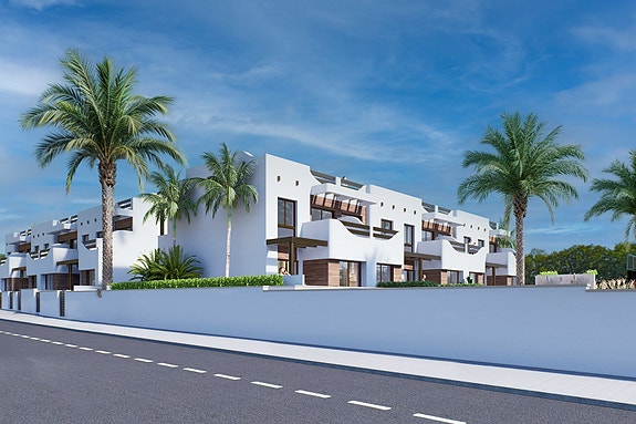 Nyhet | Kun 150 m til flott strand | Moderne penthouse-leilighet med havutsikt | Takterrasse | Flotte fellesområder