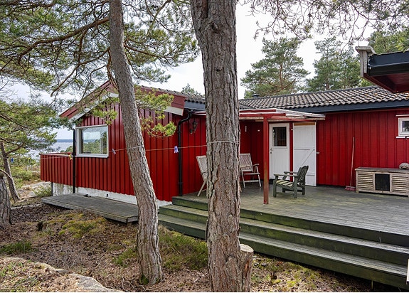Østre Torgauten 95 er ei fin og rustikk hytte fra 1950 tallet, senere påbygget i 1999. Beliggenheten er lun og gir fin utsikt ut til sjøen.