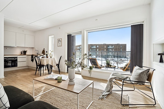 Velkommen tikl Strandvegen 112B, lekker 3-roms i 2 etg med sørvendt, solrik terrasse, presentert av Trude hos Eiendomsmegler 1
