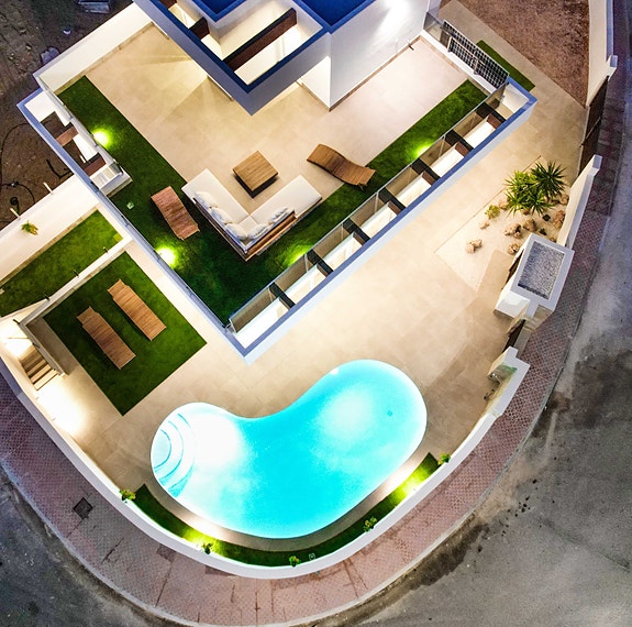 Råflott villa med privat basseng | 3 soverom, 2 bad og nydelig uteområde med takterrasse