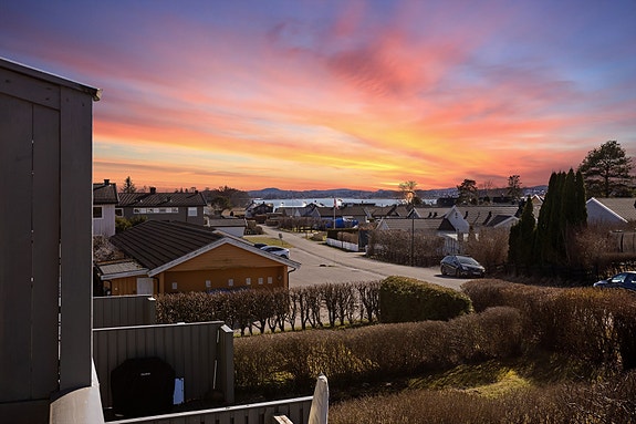 Sjøutsikt og kort vei til badeplass på Nes