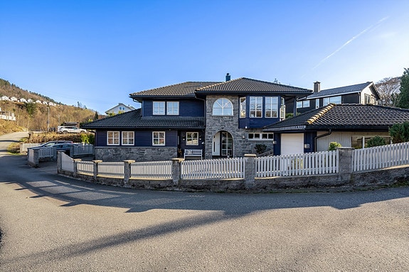 Aktiv Eiendomsmegling v/ Oliver Faraji har gleden av å presentere Lilletveitåsen 56!