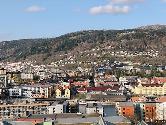 Velkommen til Gyldenprisveien 39 presentert av Cecilie van der Heide for Eiendomsmegler Vest.