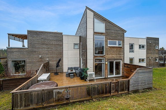 Velkommen til Klemmets veg 248 - En flott tomannsbolig over to plan i et barnevennlig og etterspurt område